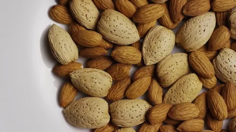 تصویر 4 از بادام درختی پوست کاغذی مناسب آجیل و دسر